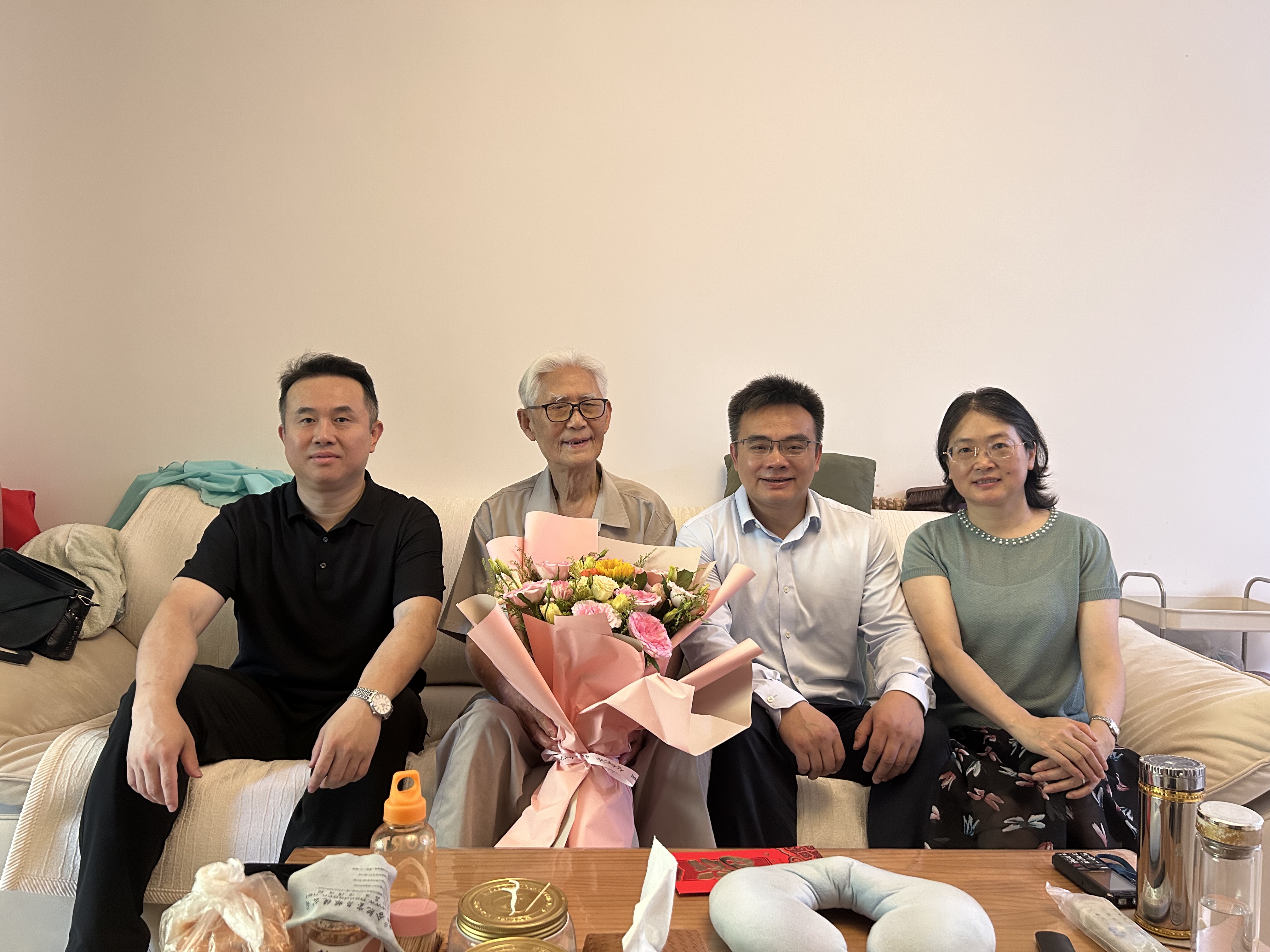 张智慰问 张智慰问